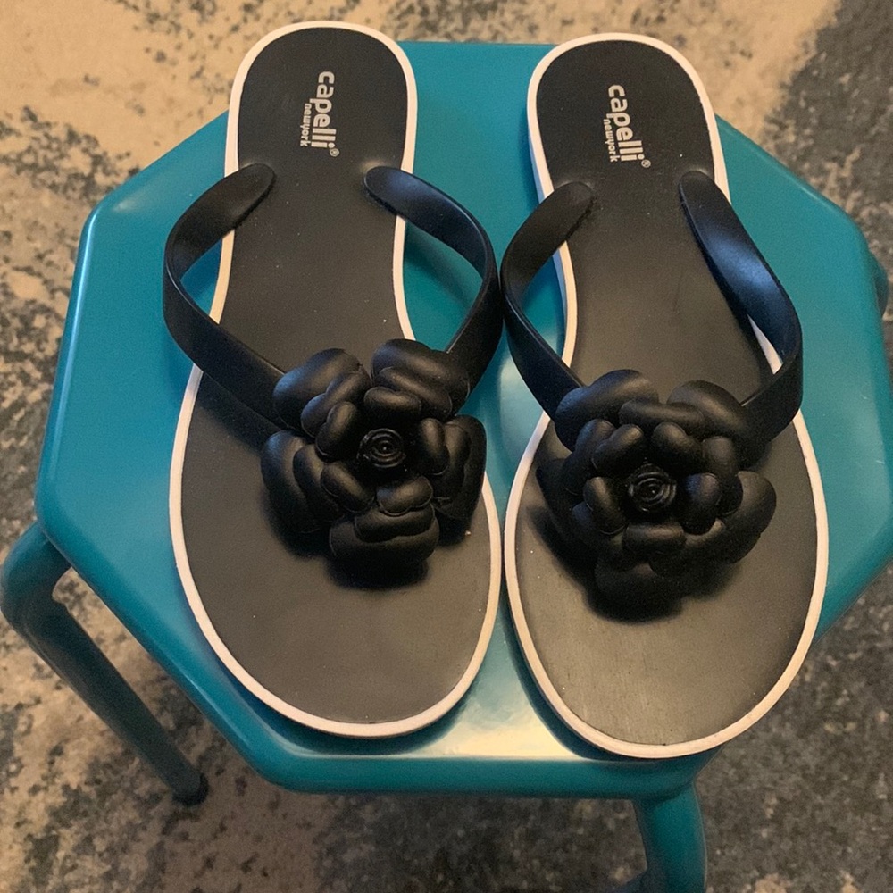 Capelli size 8 black flip flop w cute flower